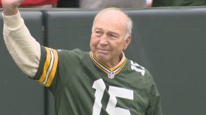 BART+STARR+WAVES+TO+CROWD