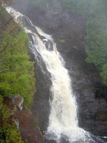 800px-BigManitouFalls-WI-015-050507